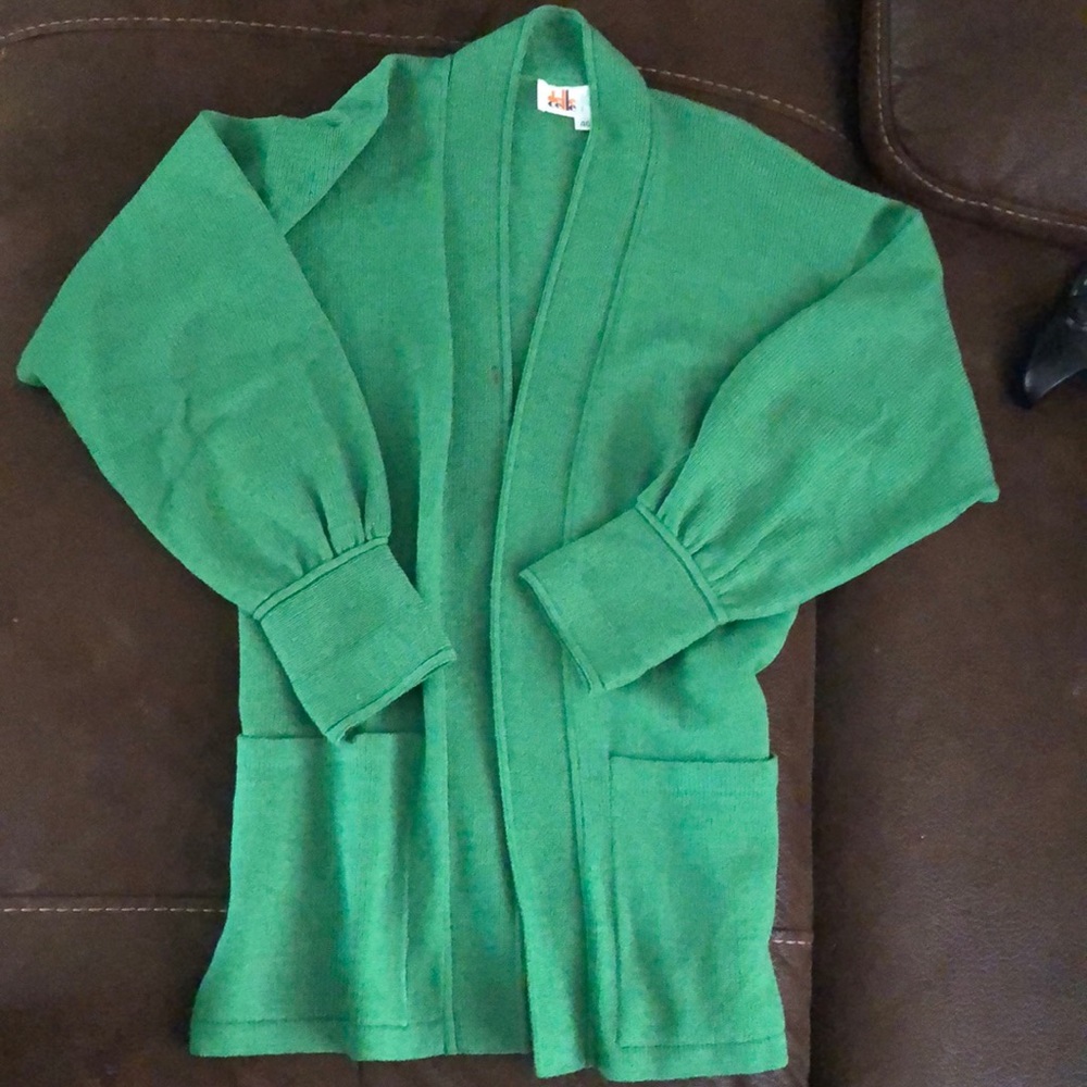 Stylish knitted open cardigan in green